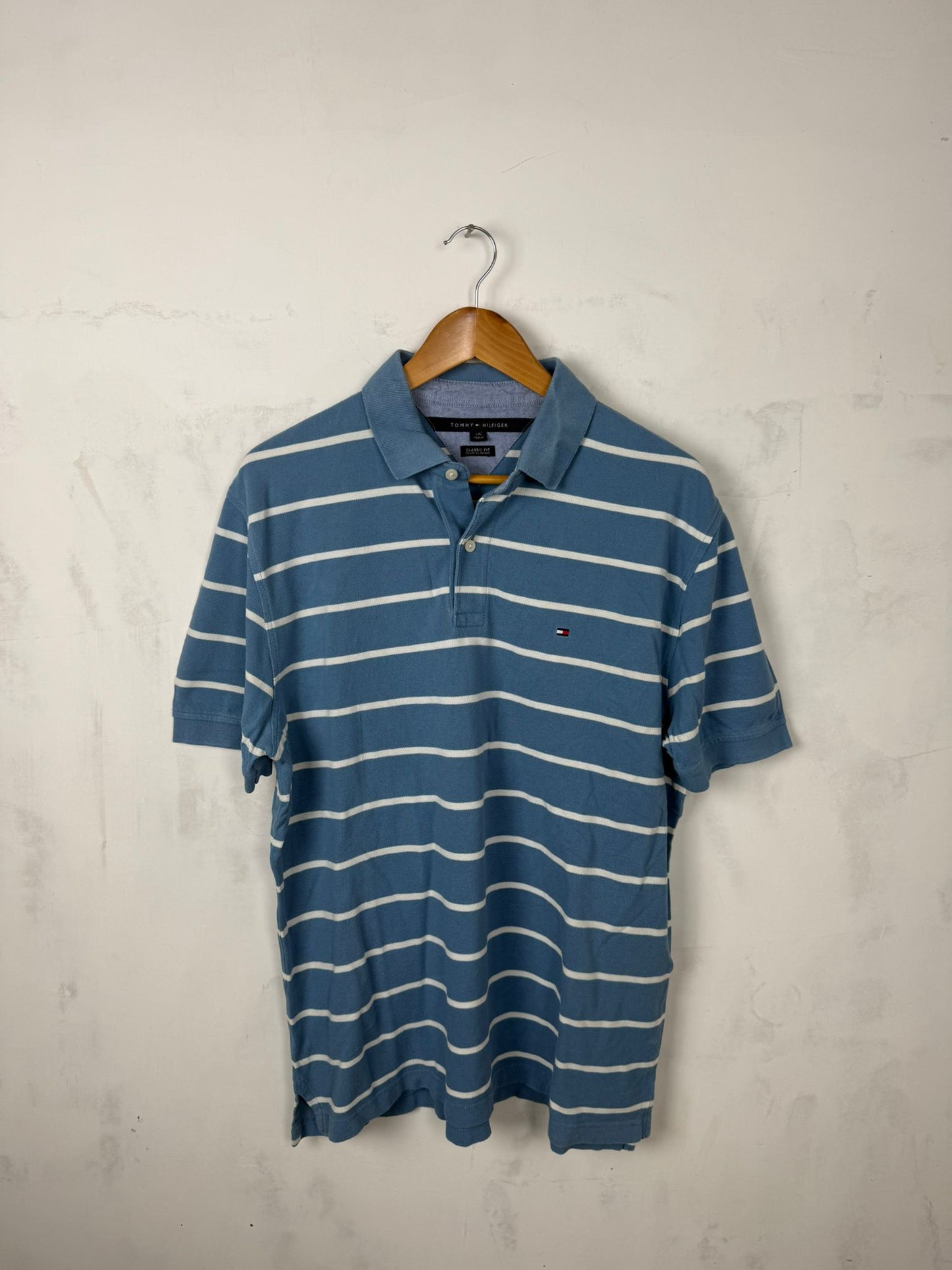 Tommy Hilfiger Polo a Righe Celeste Polvere e Bianche – L